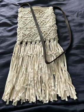 SHOULDER BAG, FABRIC CROCHET, LONG FABRIC FRINGE, LEATHER STRAP, ZIPPER CLOSURE,